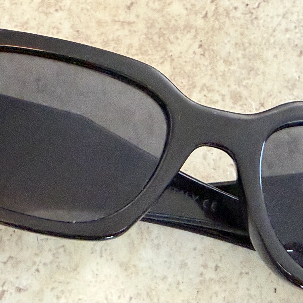 Black Gloss Rectangular Sunglasses 😎 - image 3